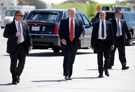 Trump cobró al Servicio Secreto «exorbitantes» tarifas de hotel cuando protegía a la familia presidencial Trump cobró al Servicio Secreto «exorbitantes» tarifas de hotel cuando protegía a la familia presidencial