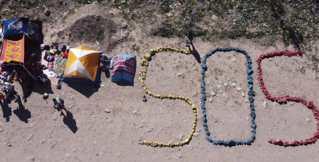 Venezolanos protestan en casas de campaña a los lados de frontera México-EEUU