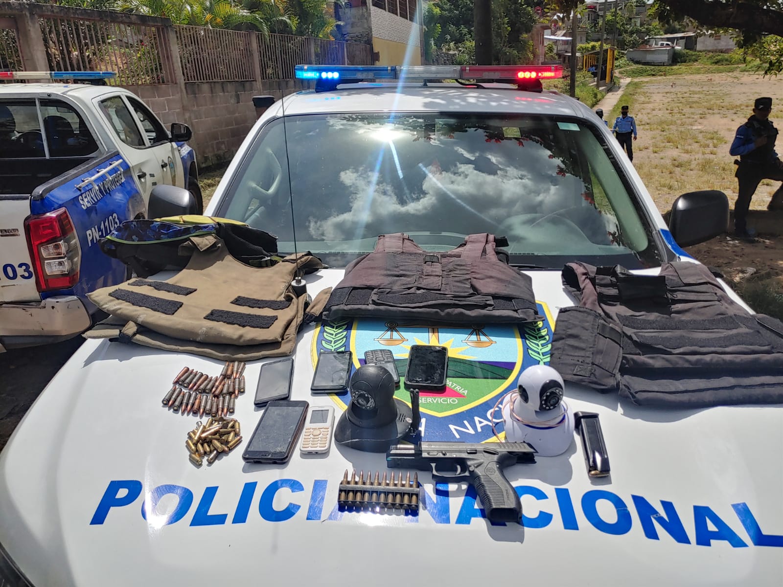 Encuentran cámaras de seguridad, armas, municiones y chalecos antibalas en colonia Villanueva en Tegucigalpa