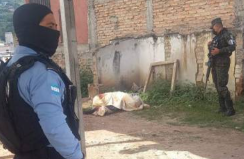 Envuelto en sábanas encuentran un cadáver en el Barrio Morazán Envuelto en sábanas encuentran un cadáver en el Barrio Morazán