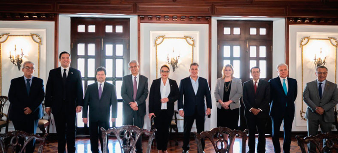 Presidenta Castro se reúne con representantes del sector privado