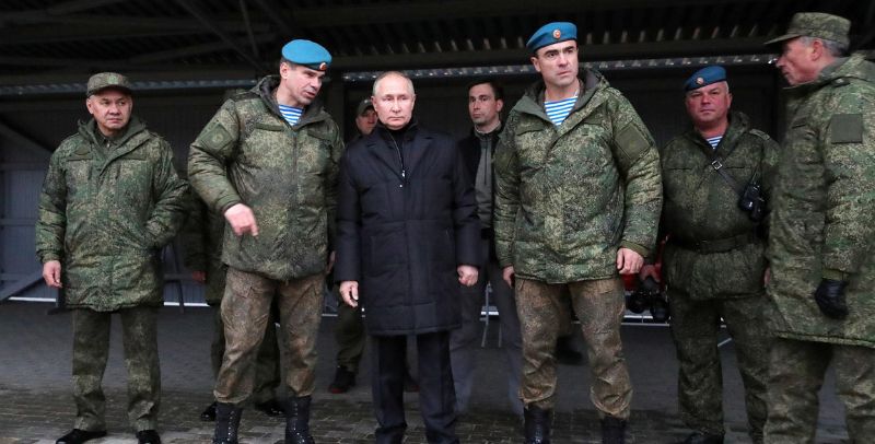 Putin visita movilizados cerca de Moscú y dispara un fusil de francotirador Putin visita movilizados cerca de Moscú y dispara un fusil de francotirador