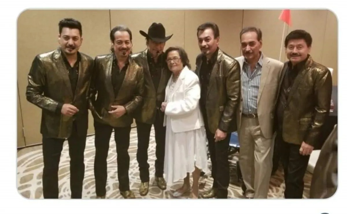 Los Tigres del Norte reciben la noticia de la muerte de su madre en pleno concierto.