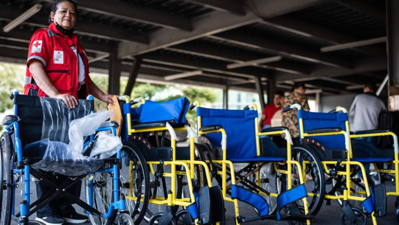 Sedesol entrega aparatos para asistir la movilidad de personas con discapacidad