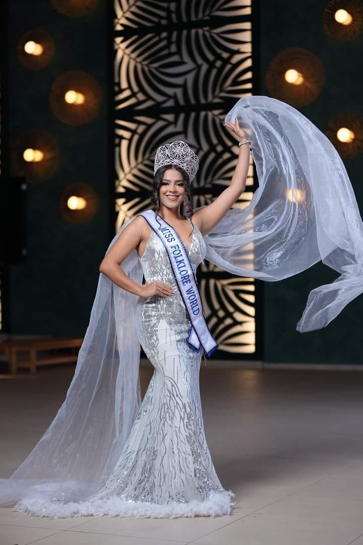 Hondureña se lleva la corona de Miss Folklore World International.