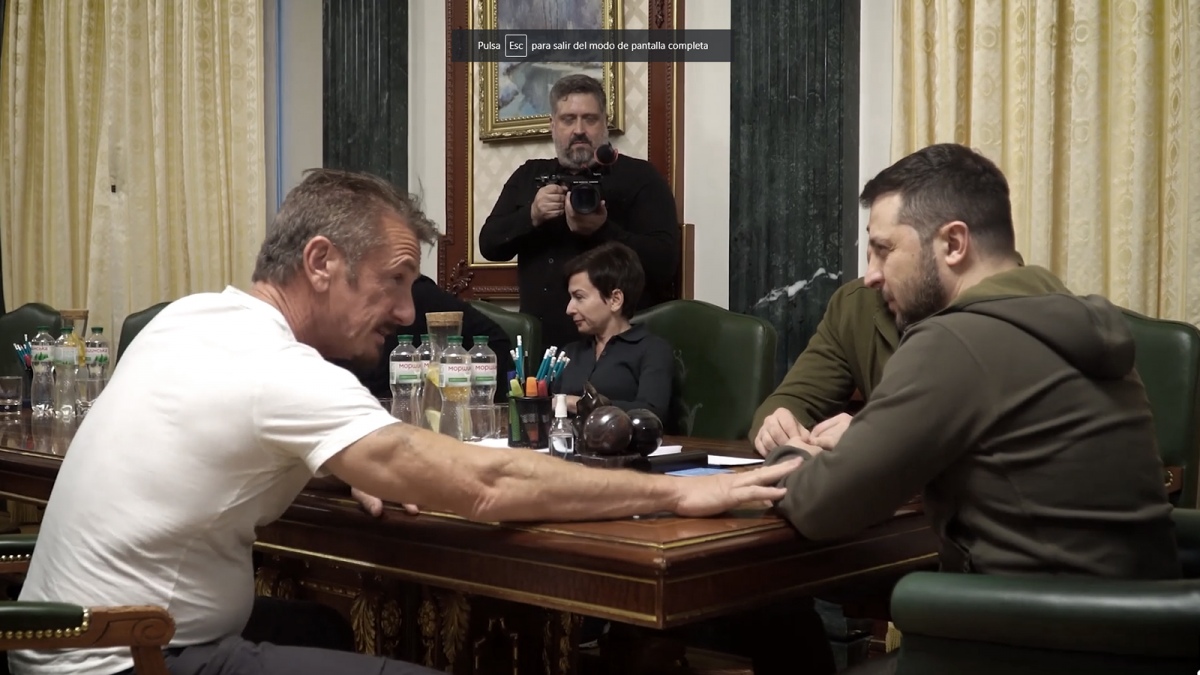 El actor Sean Penn regala uno de sus premios Oscar a Volodimir Zelensky. El actor Sean Penn regala uno de sus premios Oscar a Volodimir Zelensky.