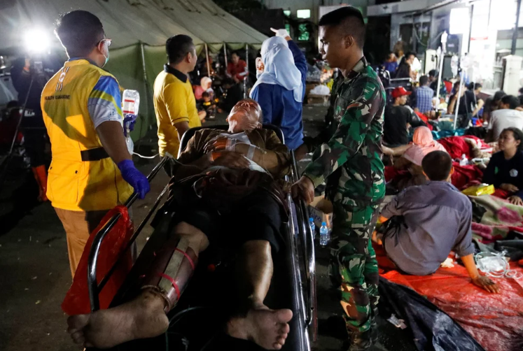 Al menos 163 personas murieron por el terremoto en Indonesia