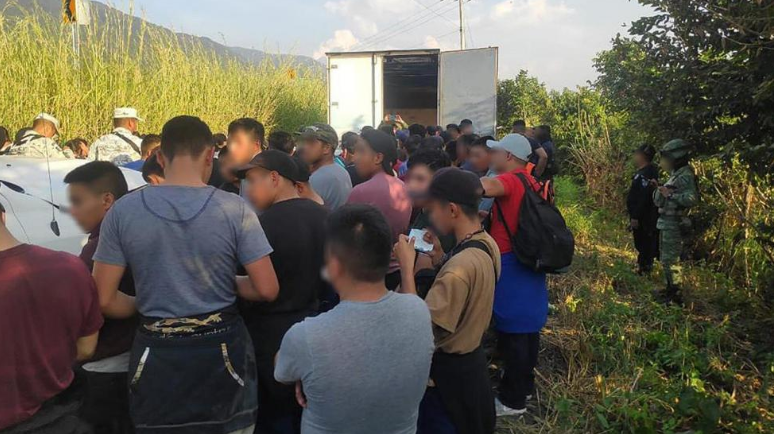 Rescatan en Chiapas a 82 migrantes hacinados en vehículo de carga