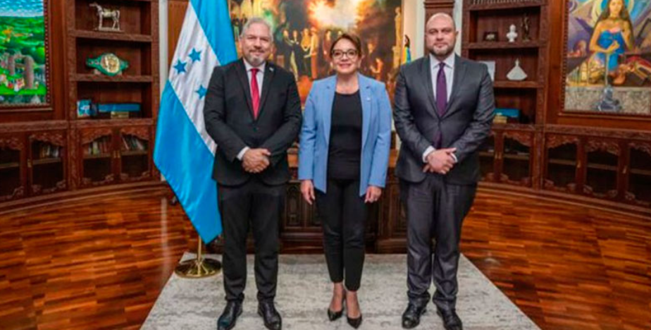 Carlos Sandoval es nombrado como el nuevo embajador de Honduras en El Salvador Carlos Sandoval es nombrado como el nuevo embajador de Honduras en El Salvador