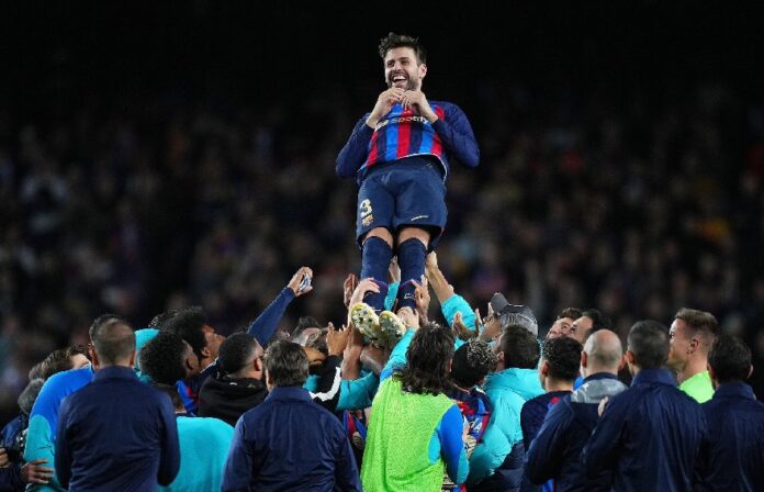 El Barça se divierte en el último baile de Piqué en el Camp Nou El Barça se divierte en el último baile de Piqué en el Camp Nou