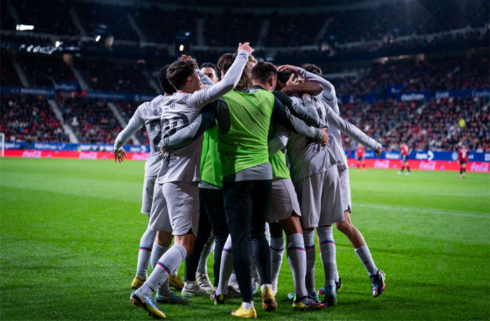 El Barcelona se marcha líder al parón y Piqué se despide expulsado El Barcelona se marcha líder al parón y Piqué se despide expulsado