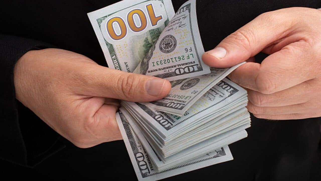 El Salvador recompra su propia deuda externa de 2023 y 2025