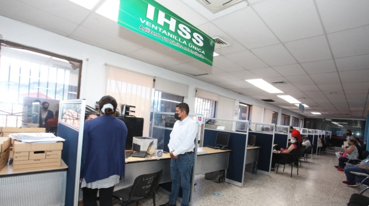 Alcaldía habilita ventanilla única del IHSS para atender trámites de contribuyentes en el edificio del AER