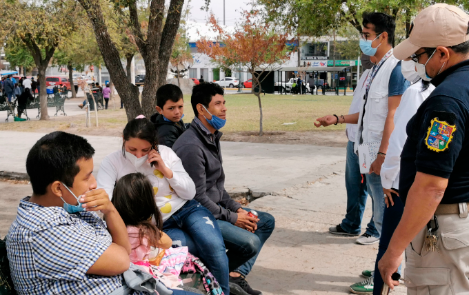 Mexicanos acogen a migrantes en la frontera norte ante frío y refugios llenos Mexicanos acogen a migrantes en la frontera norte ante frío y refugios llenos