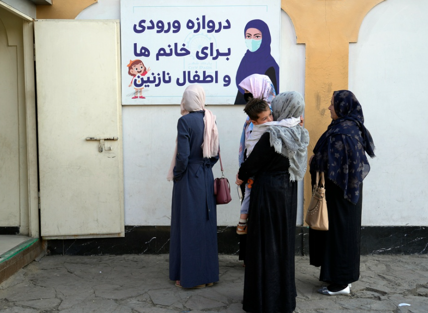 Prohíben talibanes a las afganas ir al parque o al gimnasio Prohíben talibanes a las afganas ir al parque o al gimnasio