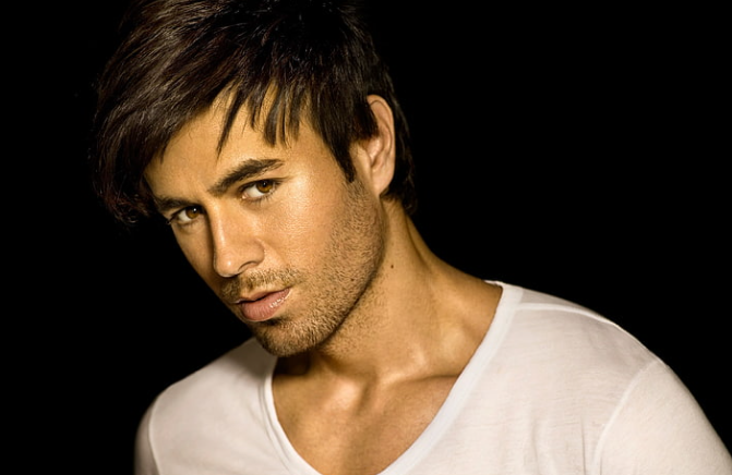 Enrique Iglesias se toma foto con fan en medio del tráfico y se hace viral