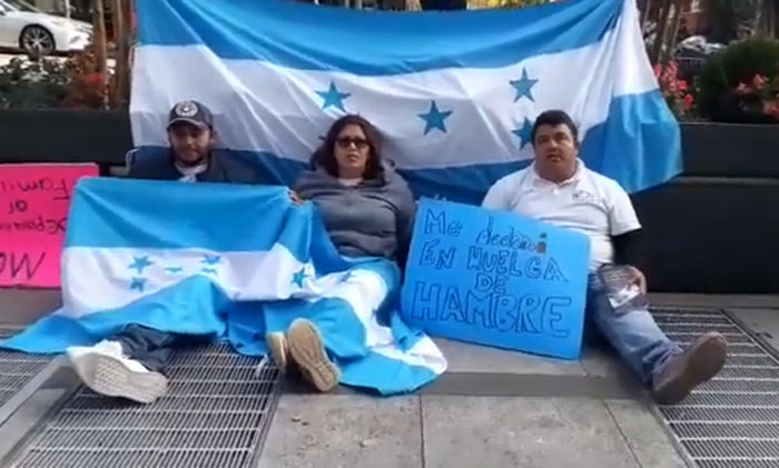 Hondureños cumplen primer día en huelga de hambre frente a embajada de su país en Washington