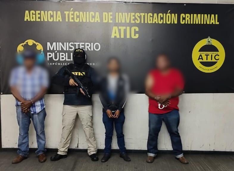 Capturan a dos individuos en la zona central en poder de varios envoltorios conteniendo supuesta droga.