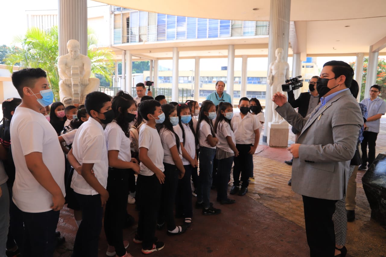 Congreso del Pueblo recibió visita guiada de estudiantes de la Escuela Dr. Miguel Paz Barahona Congreso del Pueblo recibió visita guiada de estudiantes de la Escuela Dr. Miguel Paz Barahona