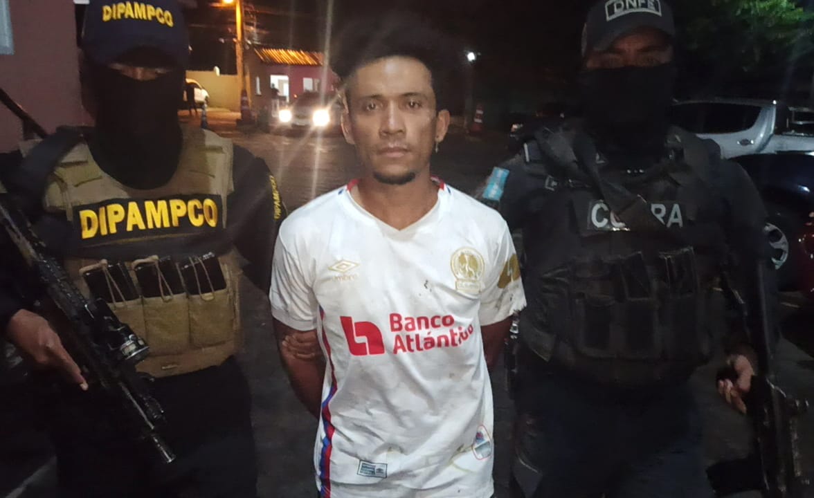 DIPAMPCO captura a un miembro de la banda criminal Los Iluminati quien venía ejerciendo el cobro de extorsión en diferentes zonas de la capital DIPAMPCO captura a un miembro de la banda criminal Los Iluminati quien venía ejerciendo el cobro de extorsión en diferentes zonas de la capital