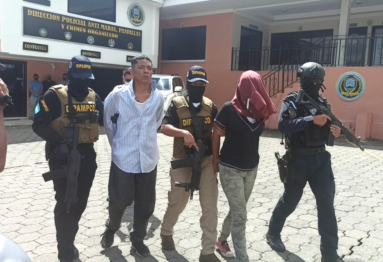 Dos miembros de la pandilla 18 implicados en extorsión y venta de drogas son capturados por la DIPAMPCO Dos miembros de la pandilla 18 implicados en extorsión y venta de drogas son capturados por la DIPAMPCO