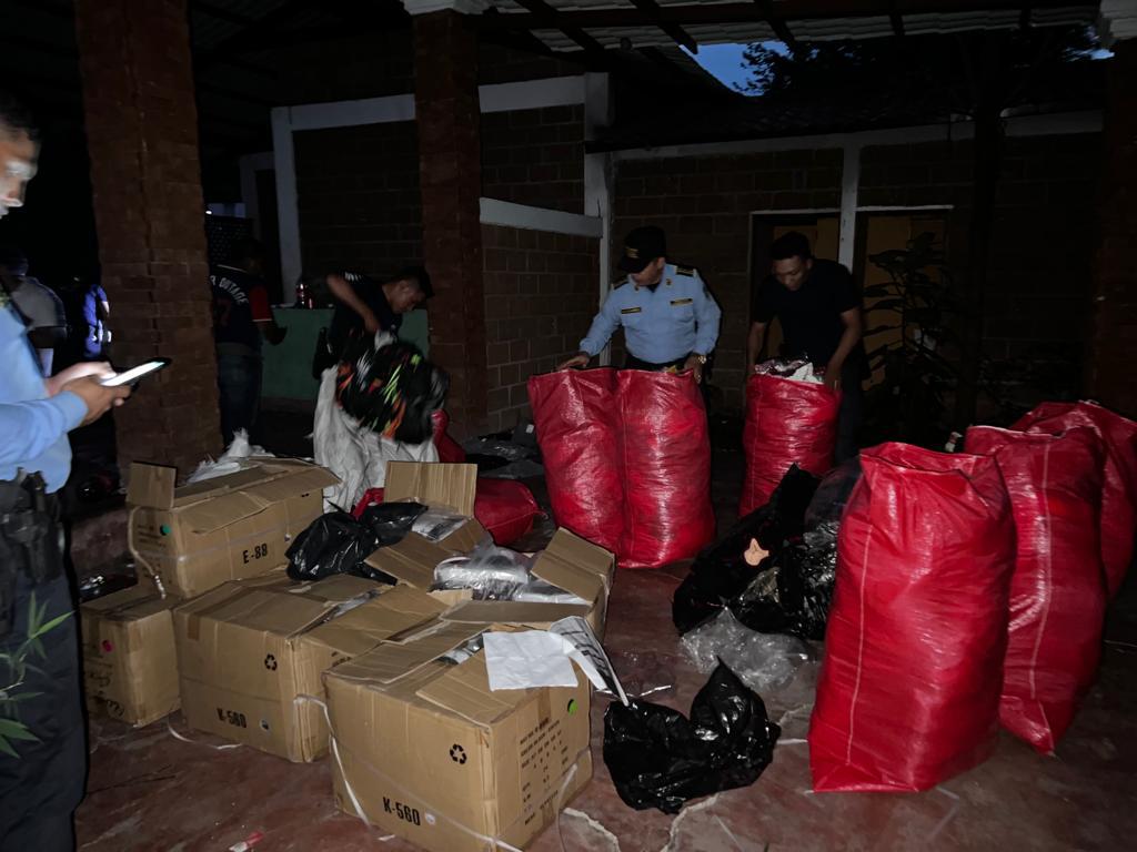 Policías de Fronteras requieren ciudadano intentando introducir al país mercadería de contrabando Policías de Fronteras requieren ciudadano intentando introducir al país mercadería de contrabando