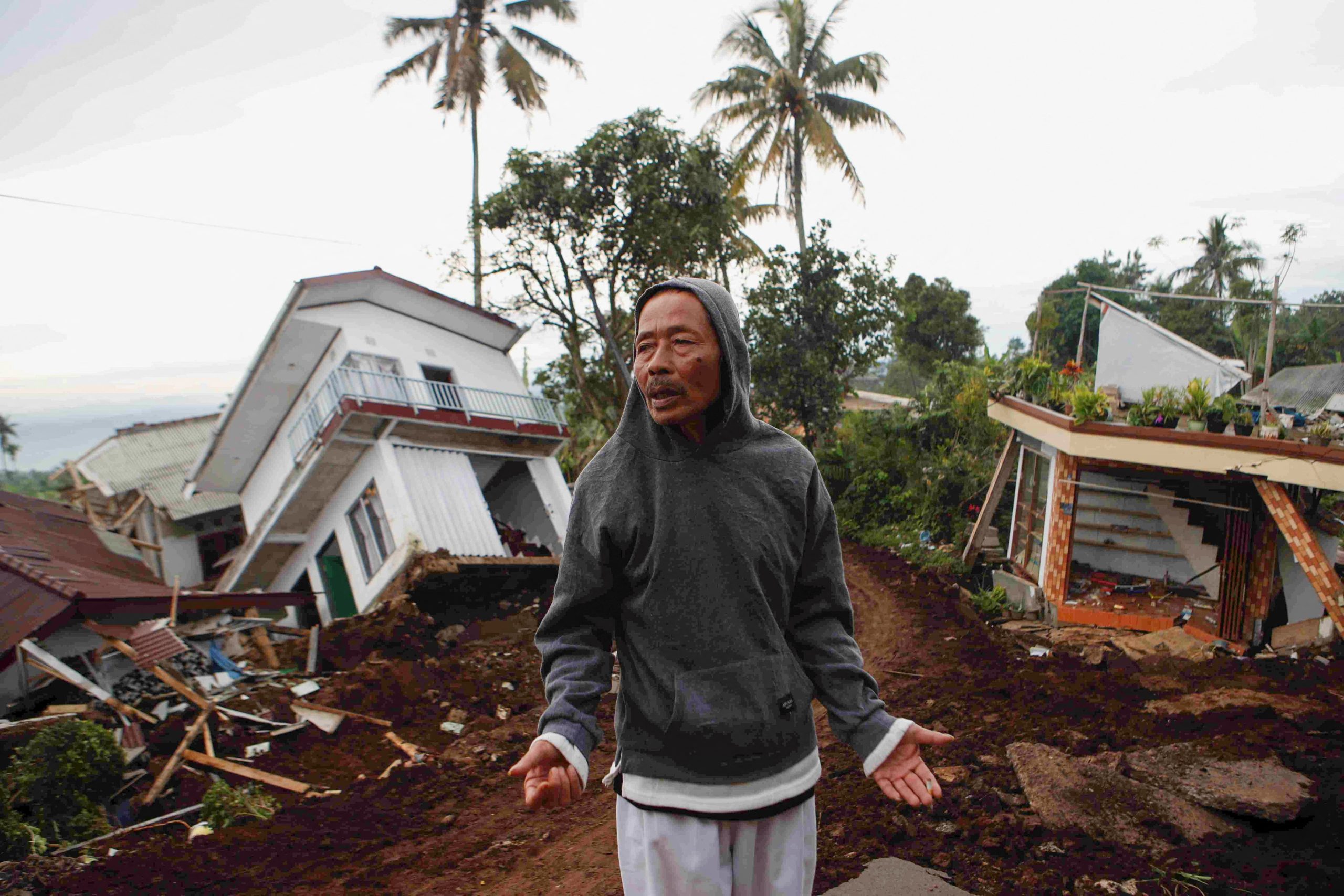 Sismo en Indonesia: Siguen hallando cadáveres bajo deslizamientos de tierra