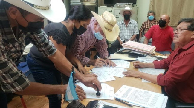 INA entrega 53 manzanas de tierra a empresas campesinas