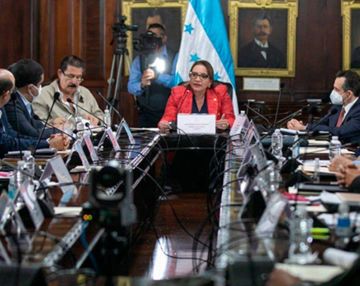 Ministros presentan informe de su gestión ante la presidenta Castro