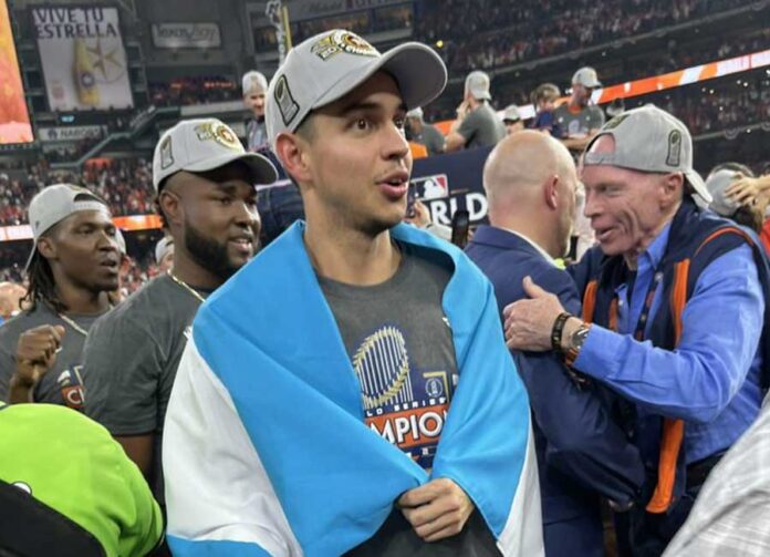 El hondureño Mauricio Dubón campeón con Los Astros que ganan su segunda Serie Mundial El hondureño Mauricio Dubón campeón con Los Astros que ganan su segunda Serie Mundial