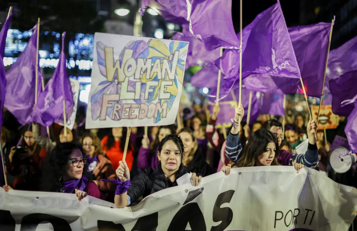 Miles de personas claman contra la violencia machista en diferentes ciudades de España por el 25N