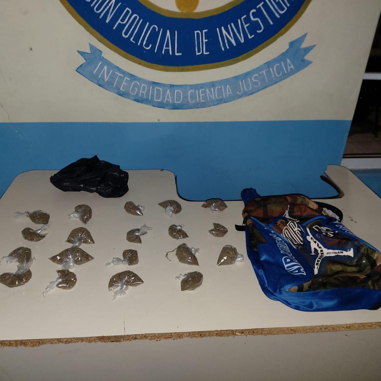 Ayudante de albañil es arrestado en poder de varios envoltorios conteniendo supuesta marihuana en Olancho. Ayudante de albañil es arrestado en poder de varios envoltorios conteniendo supuesta marihuana en Olancho.