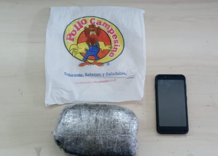 Detienen a sujeto que pretendía despistar a la policía llevando presunta marihuana en un empaque de pollo frito Detienen a sujeto que pretendía despistar a la policía llevando presunta marihuana en un empaque de pollo frito