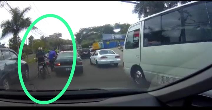 ¡PRECAUCIÓN! Asalto a plena luz del día en el tráfico del anillo periférico.