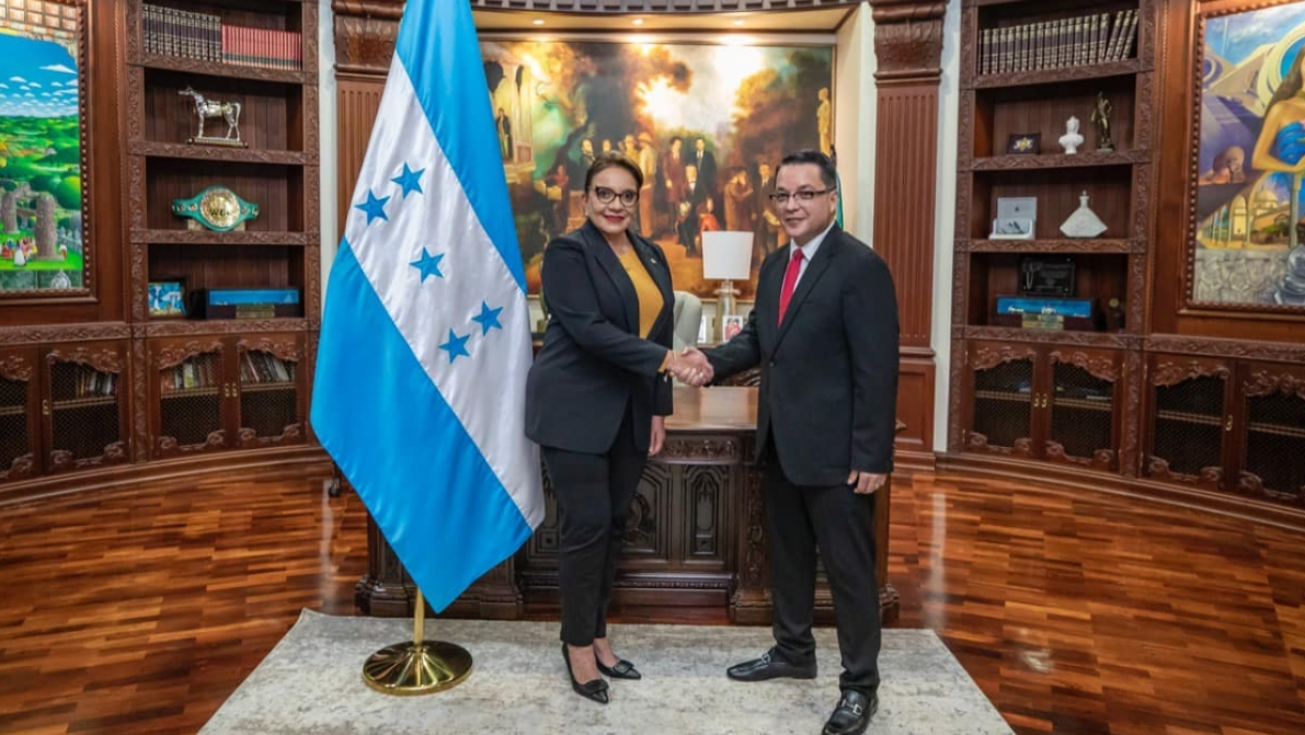 Presidenta Xiomara Castro juramenta a nuevos embajadores de Honduras ante España y Rusia