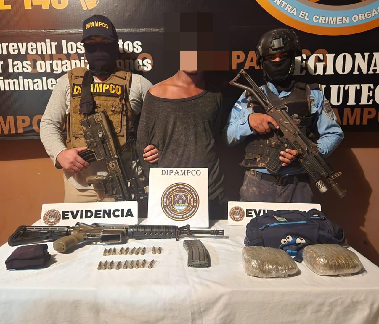 Detienen a un sujeto por el delito tráfico ilícito de droga y porte ilegal de arma.