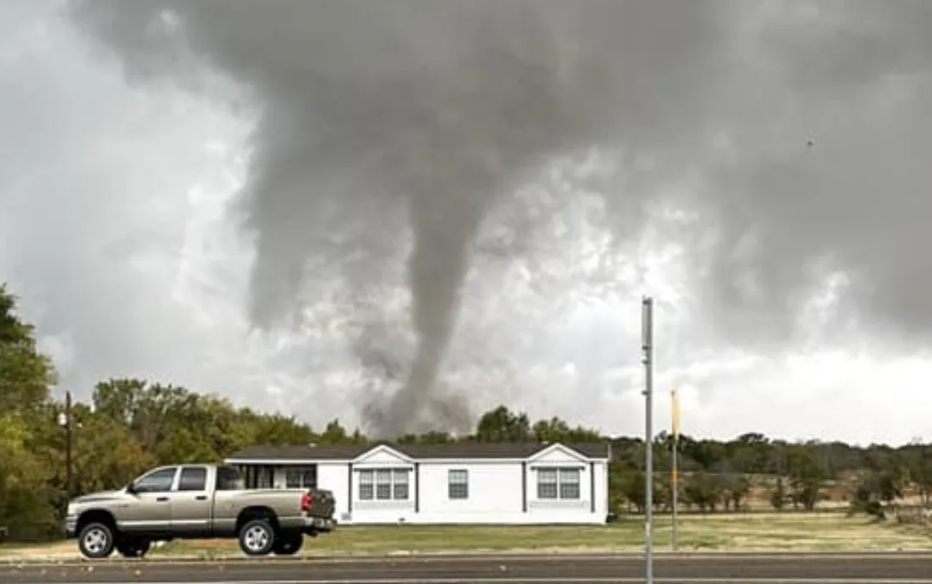 Videos: graban los momentos en que varios tornados impactan los estados de Oklahoma y Texas en EE. UU.