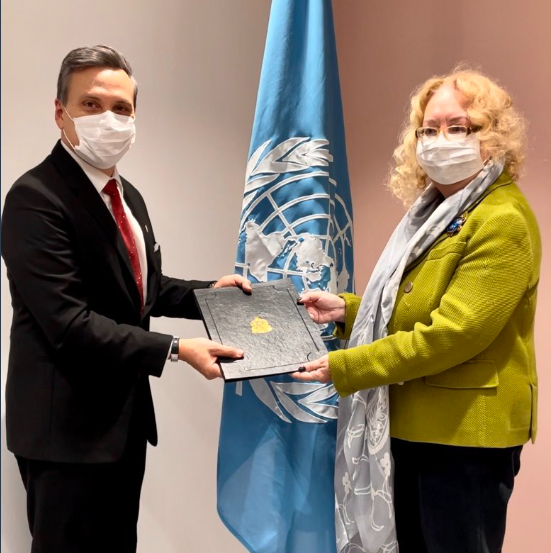Embajador Carlos Aguilar presenta sus cartas credenciales a la directora general de la ONU en Ginebra