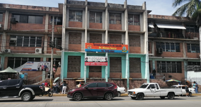 A los puños se van simpatizantes de libre en el centro de Salud Alonso Suazo exigiendo empleo