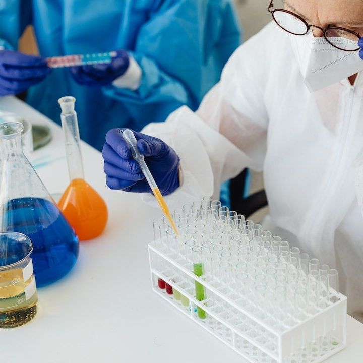 Superviviente a 12 tumores ha ayudado en la investigación contra el cáncer.