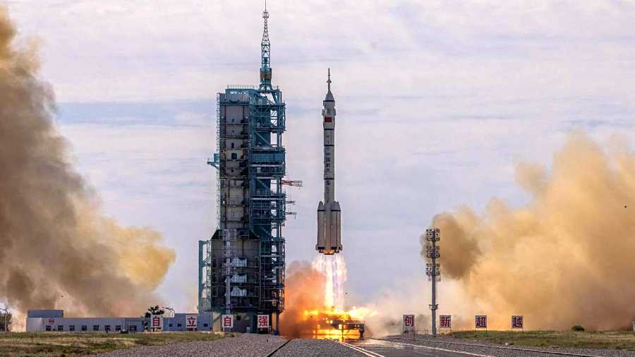 Nave china con 3 astronautas llega a estación espacial