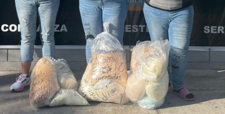 Detienen a mujer que intentó introducir droga, celulares y municiones a un centro penitenciario.