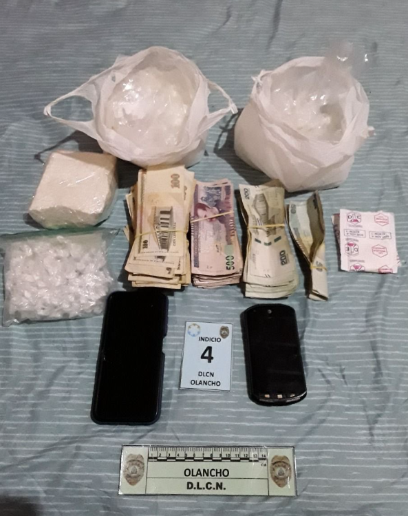DLCN detiene a tres personas en posesión de más de un millón de lempiras y supuesta cocaína DLCN detiene a tres personas en posesión de más de un millón de lempiras y supuesta cocaína