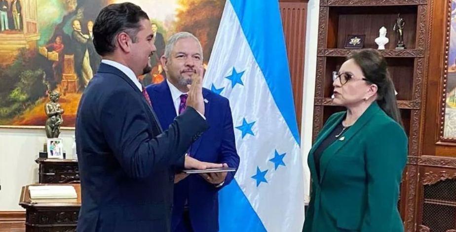 Presidenta toma juramento a los nuevos embajadores en Alemania y EE.UU.