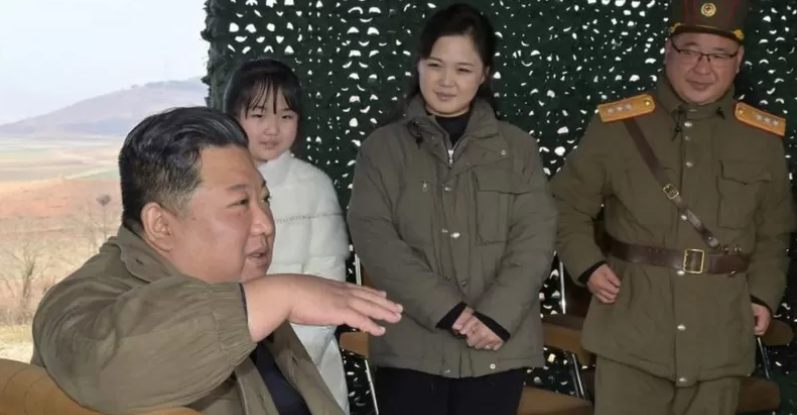 Corea del Norte: Kim Jong-un «presenta» a su hija en el lanzamiento de un misil balístico Corea del Norte: Kim Jong-un «presenta» a su hija en el lanzamiento de un misil balístico