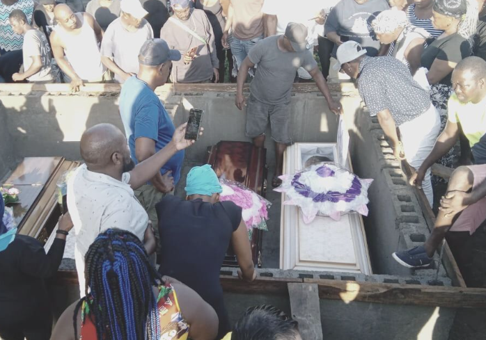 Dan último adiós a familia fallecida en accidente en Tela, Atlántida Dan último adiós a familia fallecida en accidente en Tela, Atlántida