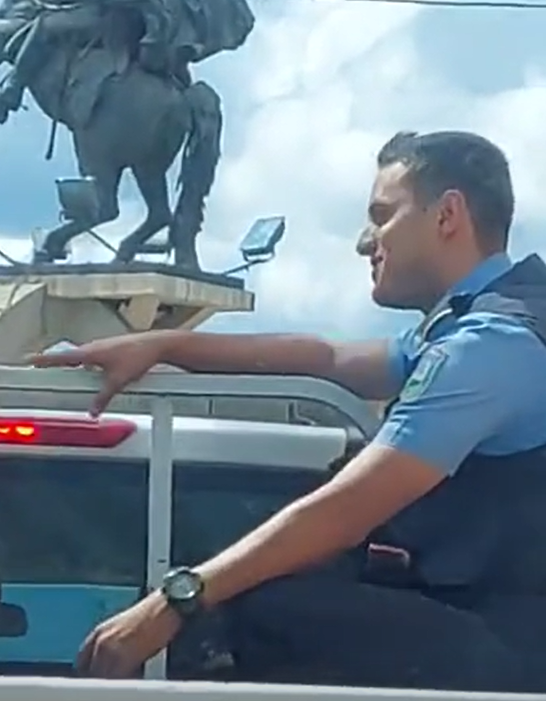 Agente de Policía es acusado de «robar» los corazones de las hondureñas por ser «demasiado guapo»