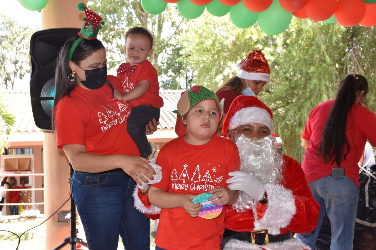 Policía Nacional comparte con niños del Instituto Psicopedagógico Juana Leclerc. Policía Nacional comparte con niños del Instituto Psicopedagógico Juana Leclerc.