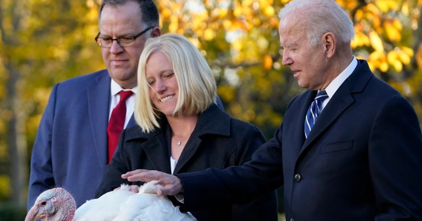 Como marca la tradición, Biden indulta a dos pavos por Acción de Gracias Como marca la tradición, Biden indulta a dos pavos por Acción de Gracias