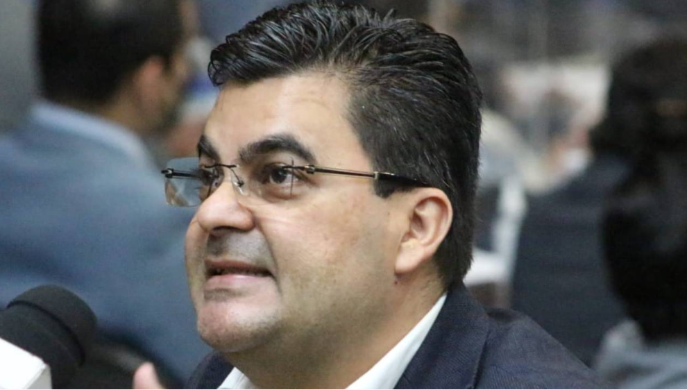 Diputado Marco Eliud Girón le prende fuego a proyecto de ley Diputado Marco Eliud Girón le prende fuego a proyecto de ley